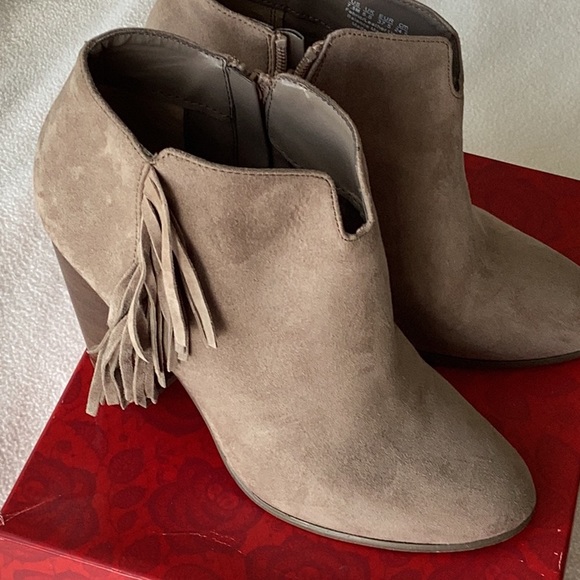 Carlos Santana Tempe Ankle Bootie - Picture 2 of 10